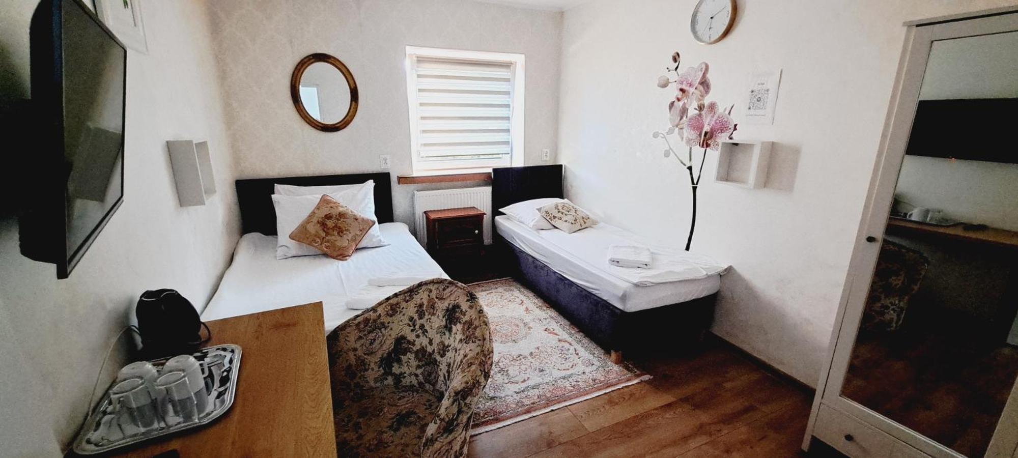 Hotel Rezydencja Rosa Przemyśl Esterno foto