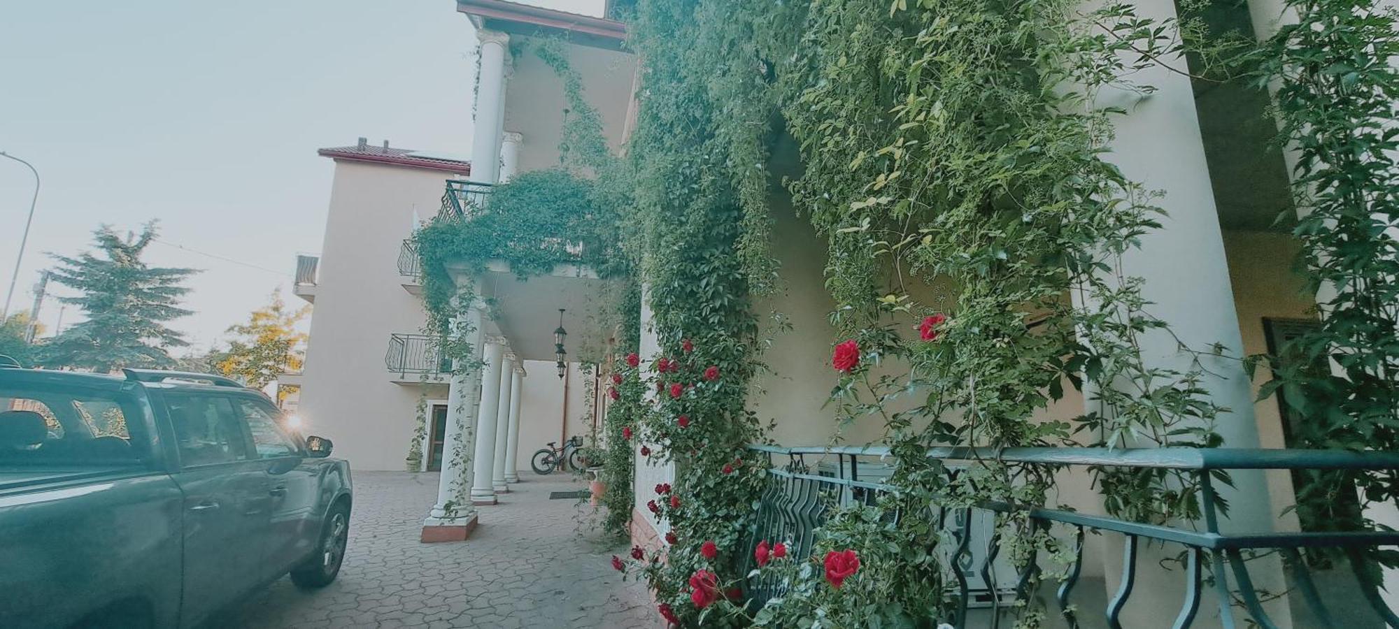 Hotel Rezydencja Rosa Przemyśl Esterno foto
